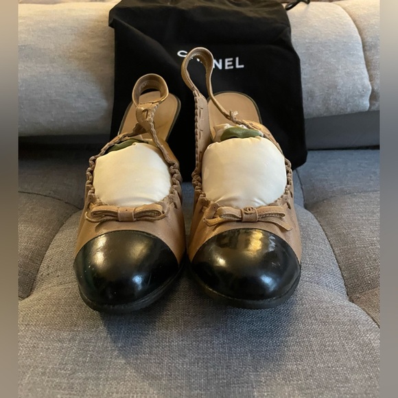 Chanel CC logo bow cap-toe slingback heels in beige and black leather 6.5 - Picture 3 of 16